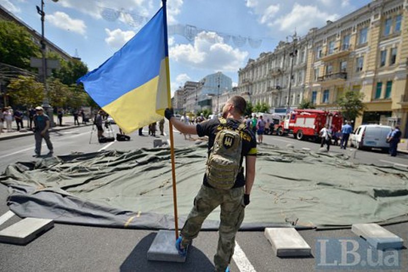 «Айдаровцы» установили палатку на проезжей части Крещатика в Киеве – протестуют против ареста комбата «Бати» 3