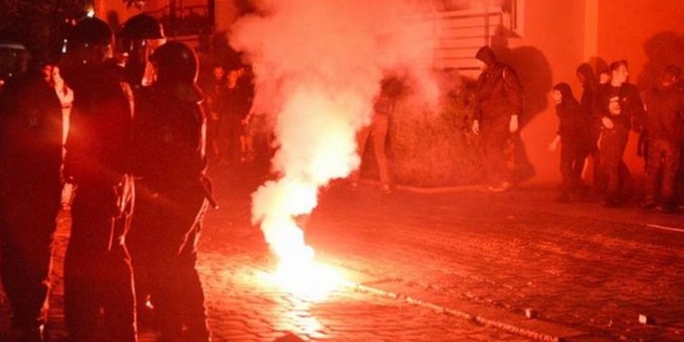 В столкновениях с лево-радикалами в Берлине ранены более 100 полицейских
