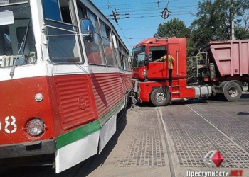 В Николаеве грузовик протаранил в трамвай – двух женщин госпитализировали