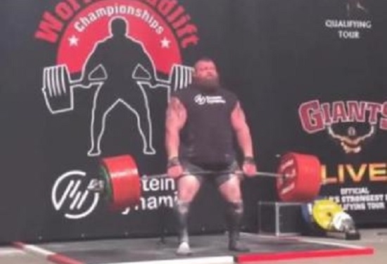 Британец поднял штангу весом 500 кг и чуть не умер