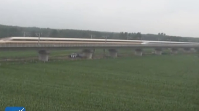 “Синий дельфин” и “Золотой феникс”. В Китае два скоростных поезда разминулись на скорости 420 км/ч