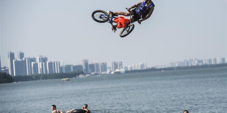 Прыжки на велосипеде в озеро. В Китае прошел необычный фестиваль