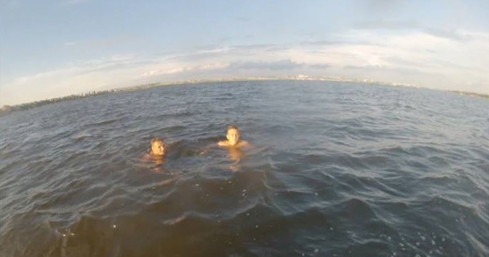 В Николаеве два молодых храбреца решили переплыть Южный Буг – туда и обратно. На обратном пути их вылавливали спасатели