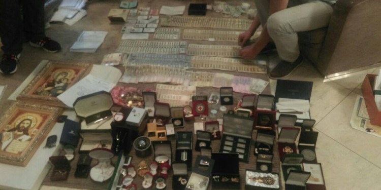 И снова ордена и медальки, золото, денги, иконы. Первые итоги обысков в Буче и Ирпине