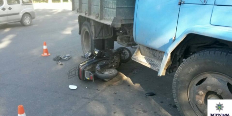 В Николаеве на пр.Мира ЗИЛ смял мопед. Но провинились оба