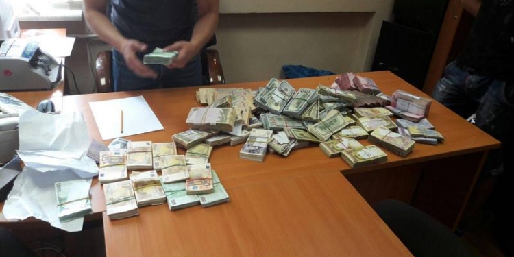 Сотни тысяч в разной валюте. “Урожай” НАБУ во время обыска в СУ финрасследований фискальной службы