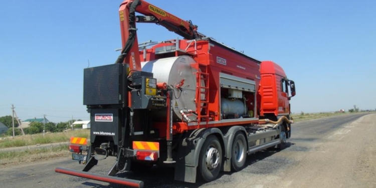 На Николаевщине дорожники ликвидировали уже 2 тысячи квадратных метров дефектов покрытия