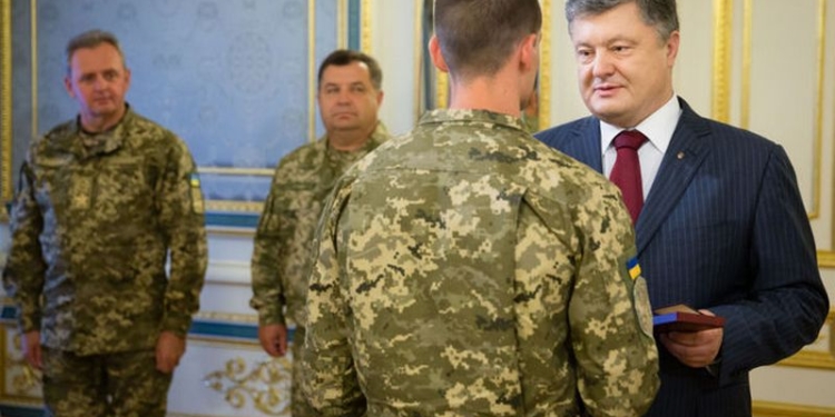 Порошенко наградил 51 бойца АТО
