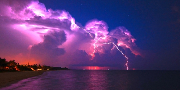 Столп фиолетового света – это молния ударила в океан