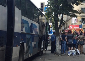 В Днепре средь бела дня разбойники в балаклавах ограбили предпринимателей в междугородном автобусе перед отправлением