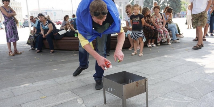В Харькове из-за слияния с Оппоблоком лидеры и активисты “Батькивщины” сожгли партийные билеты