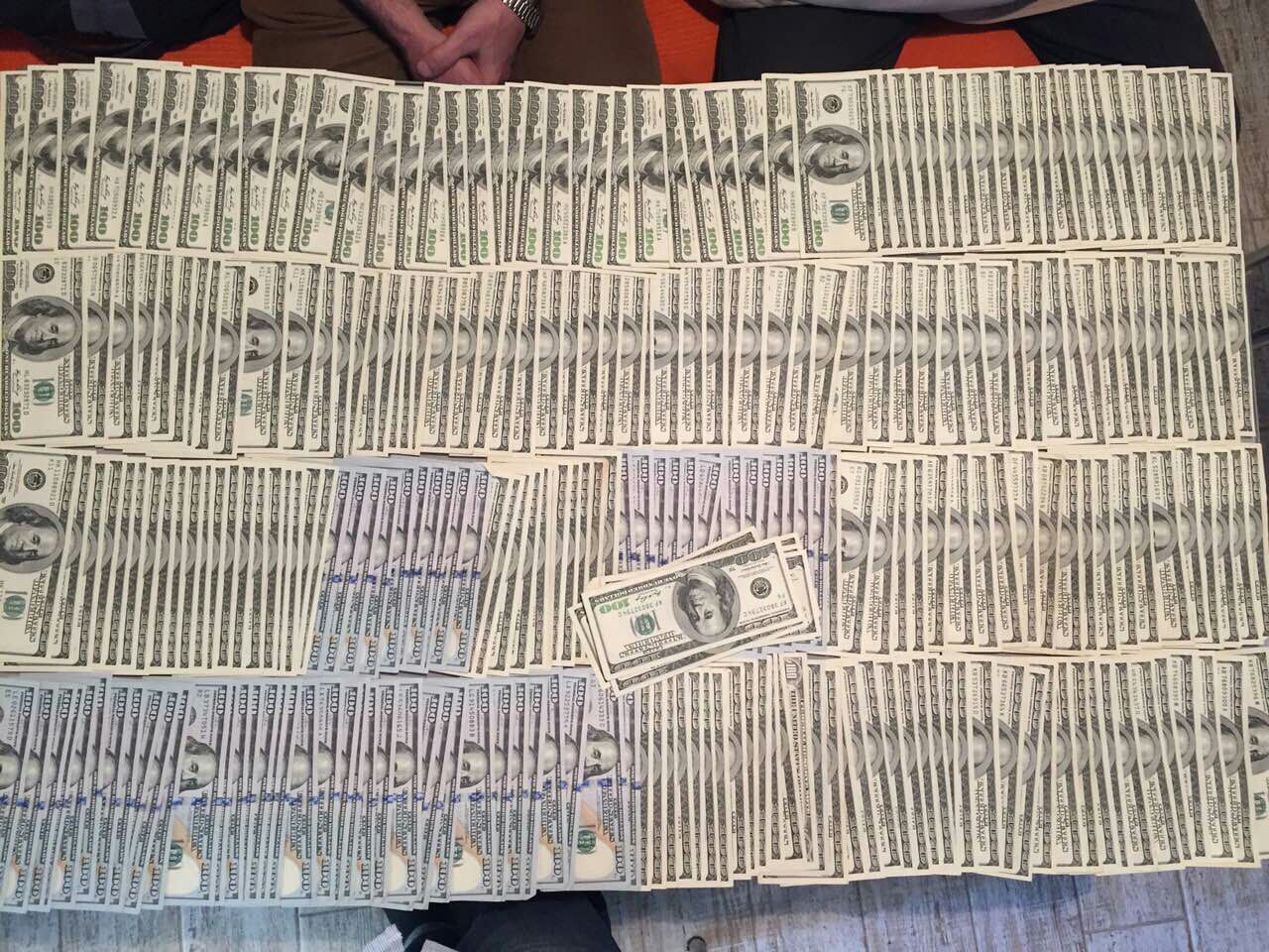 ГПУ показала сокровища, найденные дома у сотрудника Львовской таможни