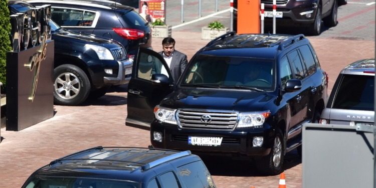 Грузин у грузина машину украл. В Киеве угнали бронированный джип Саакашвили