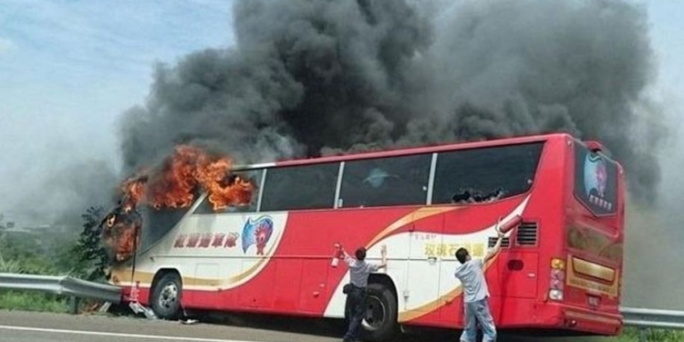На Тайване загорелся туристический автобус. Погибло 26 туристов