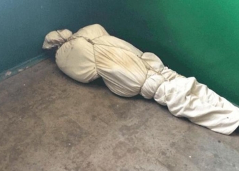 В подъезде многоэтажки Южноукраинска нашли труп, замотанный в простыню