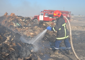 Пожар на свалке возле городского кладбища в Николаеве: открытого горения не наблюдается