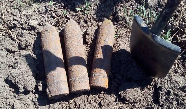 В Николаеве мужчина нашел в канаве водостока три артснаряда