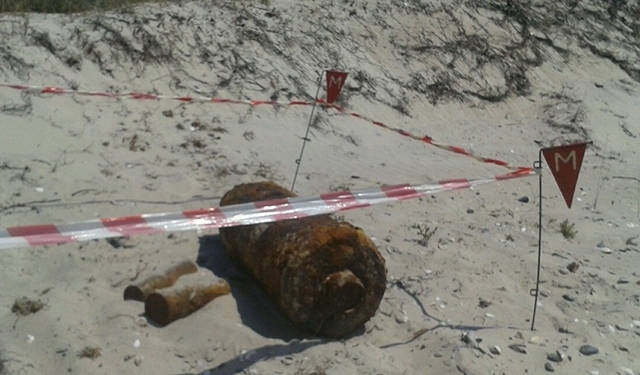 На Кинбурнской косе возле базы отдыха «Ракета-2» нашли авиационную бомбу ФАБ-50. И кое-что помельче