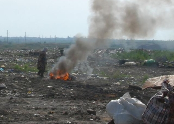 Снова здорОво: в который раз в Николаеве горела несанкционированная свалка у городского кладбища