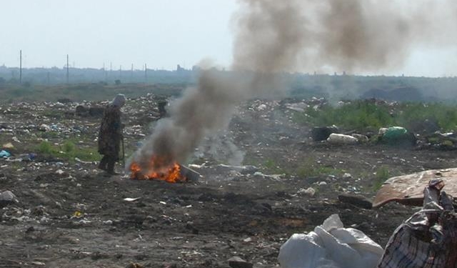 Снова здорОво: в который раз в Николаеве горела несанкционированная свалка у городского кладбища