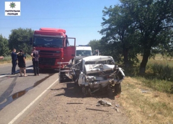 Под Николаевом DAF покорежил «шестерку»: патрульные и неравнодушные граждане достали заблокированных пассажиров легковушки