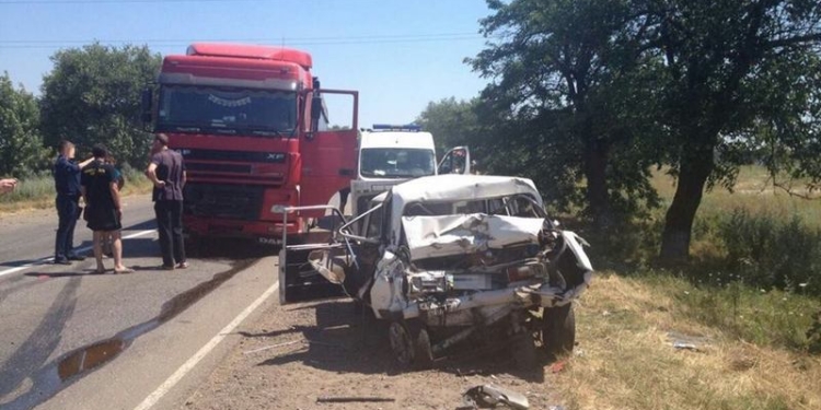 Под Николаевом DAF покорежил «шестерку»: патрульные и неравнодушные граждане достали заблокированных пассажиров легковушки