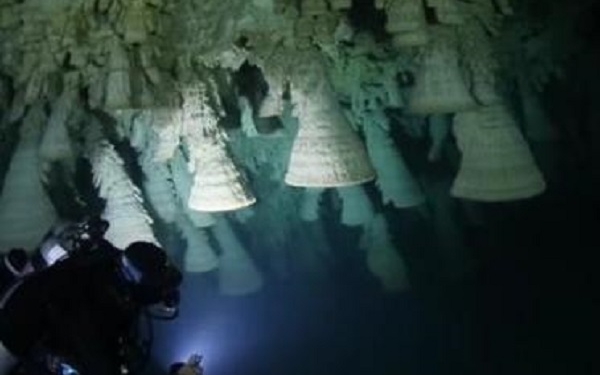 В Мексике в подводной пещере обнаружили уникальные каменные колокола