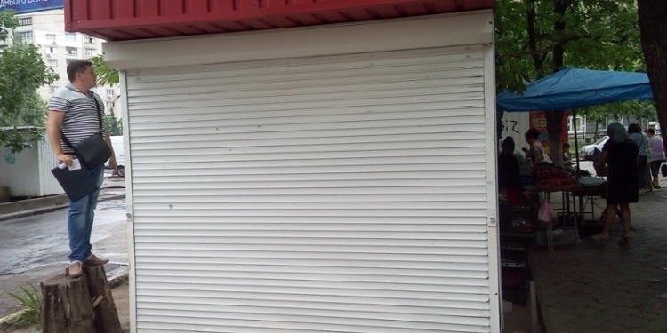 На углу проспекта и 8 Марта за ночь “вырос” еще один киоск – гражданин решил, что ему будет удобно торговать рядом с домом