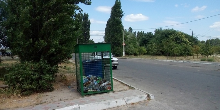 Николаев за чистый отдых. В прибрежной зоне Намыва установили дополнительные емкости для мусора