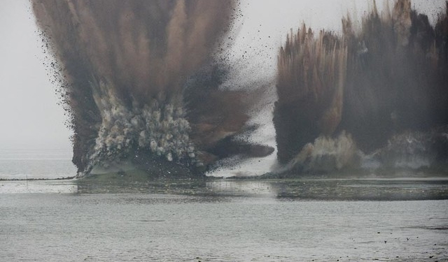 В Китае ради спасения от наводнения взорвали дамбу