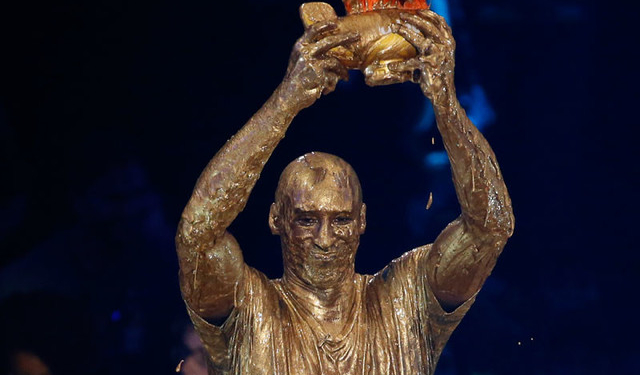 Уже легенду Коби Брайанта облили золотой краской во время вручения приза