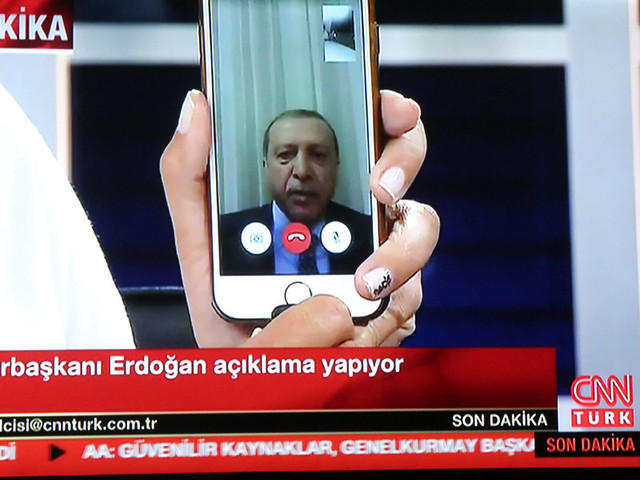 Саудовец предложил миллион риалов за телефон, с помощью которого Эрдоган обратился к народу во время путча в Турции 1