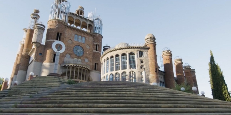 91-летний испанец уже полвека своими руками строит огромный собор из вторсырья