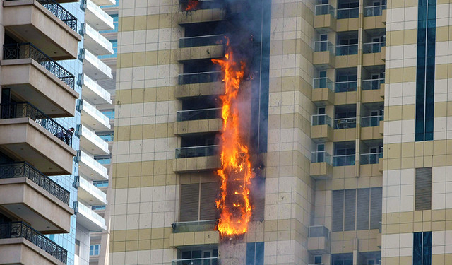 В Дубае горел 75-этажный небоскреб