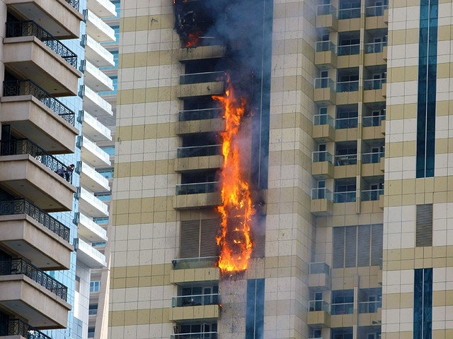 В Дубае горел 75-этажный небоскреб 1