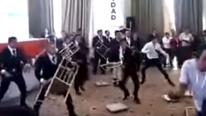 В Мексике учителя передрались на конференции педагогов. 15 пострадавших