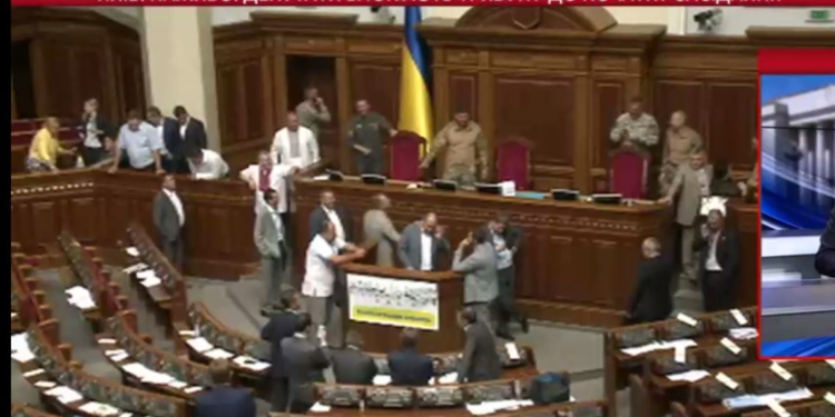 Депутаты от БПП и “Народного фронта” заблокировали трибуну и президиум от РПЛ, – онлайн-трансляция