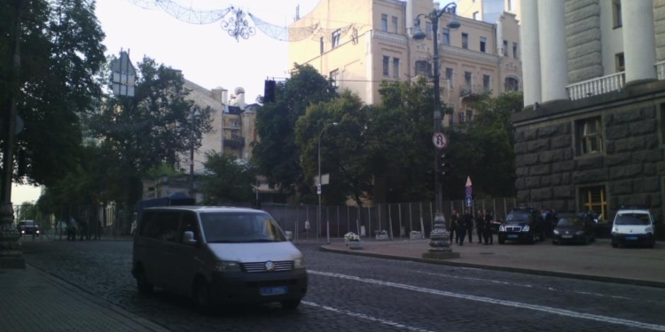 На Крещатике устанавливают забор и металлодетекторы, в центре много полиции