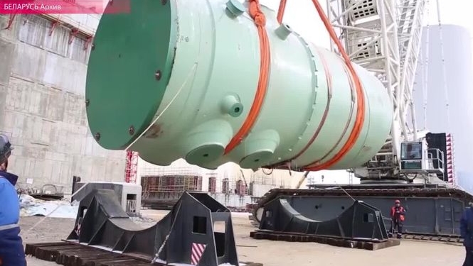 Уронили ядерный реактор. РФ строит  в Беларуси АЭС в 50 км от Вильнюса. Литва протестует