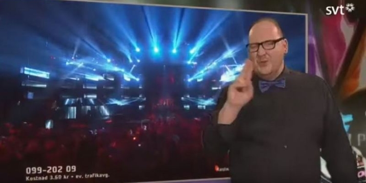 Сурдопереводчик так перевел песню, что затмил самого исполнителя