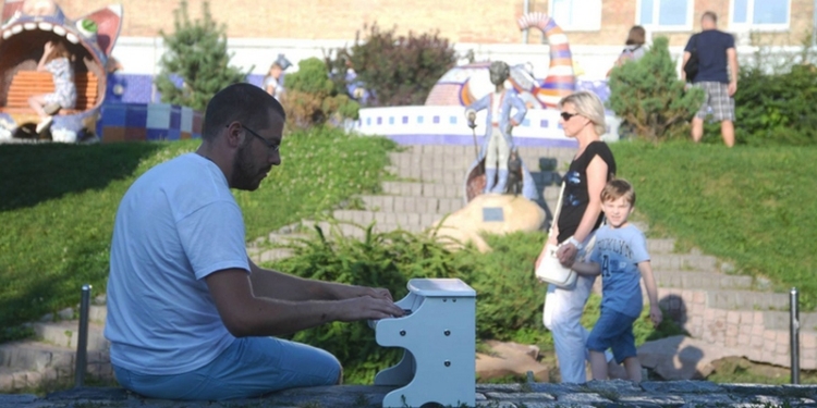 Два украинца отправились по миру с игрушечным фортепиано