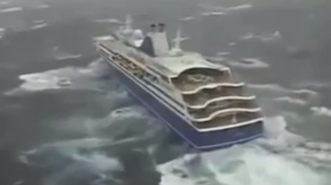 Вы все еще мечтаете о морском путешествии? Посмотрите на круизный лайнер, попавший в шторм, и подумайте еще раз