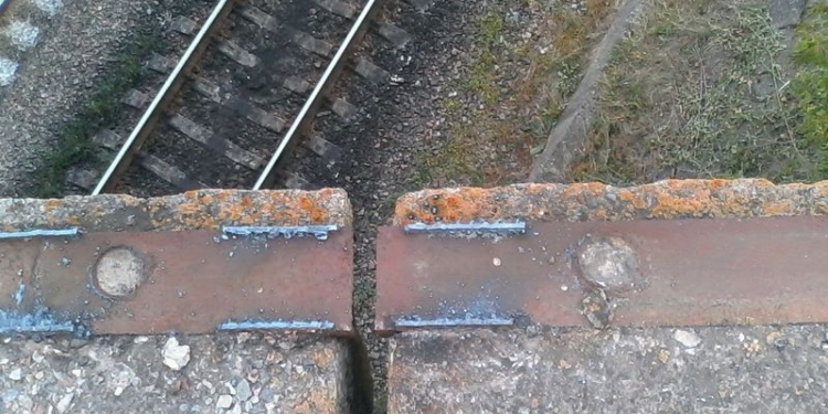 С моста у Калиновской развязки неизвестные сварочным аппаратом срезали 25 погонных метров ограждения