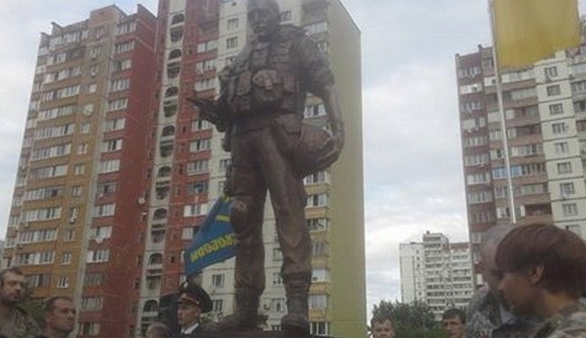 В Киеве открыли памятник солдату-добровольцу