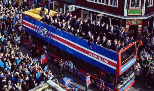 Для футболистов Исландии на родине возвели “Триумфальную арку”