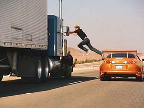 Форсаж по-украински: На трассе Львов-Тернополь из движущейся фуры украли 50-литровые бочки с квасом