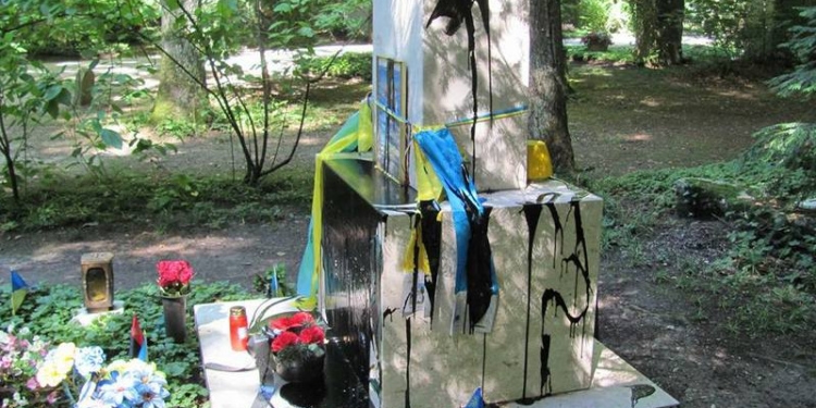 В Мюнхене вандалы облили черной краской могилу Бандеры