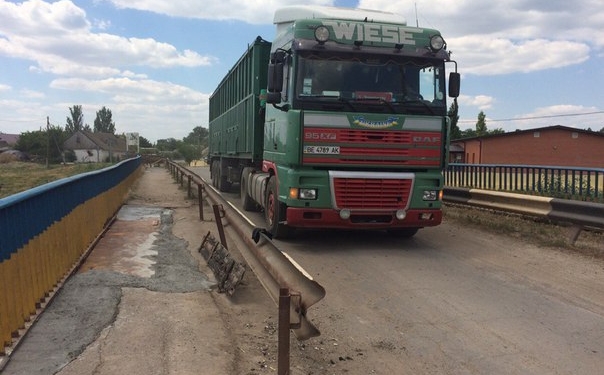 В Березнеговатом николаевские дорожники восстановили аварийный мост. Но надолго ли, если по нему продолжают курсировать перегруженные фуры?