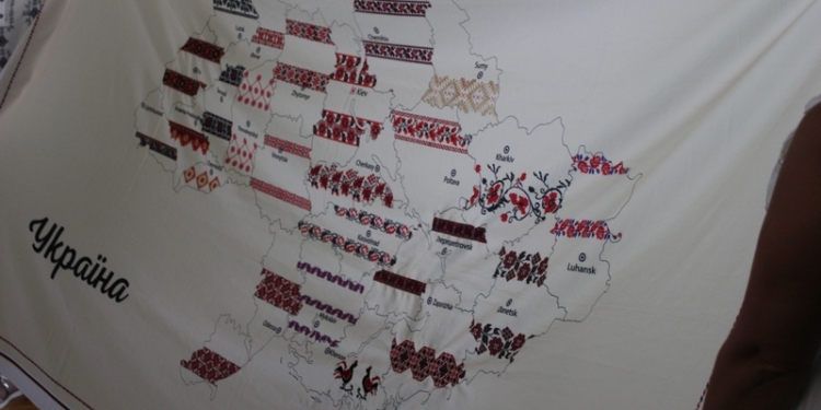 Приложим руки: Херсонщина торжественно передала «Карту-оберег Украины» для вышивки Николаевской области