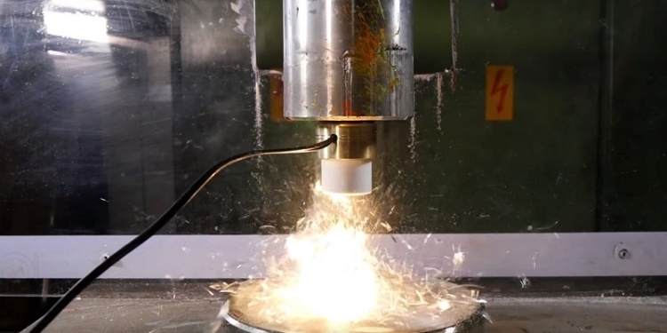 Не повторять! Что будет, если раздавить горящую лампочку гидравлическим прессом